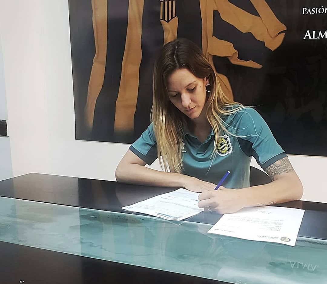 Futbol femenino: Arquera funense firma su primer contrato profesional